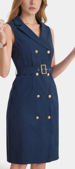 Robe mi-longue sans manches Mahaute Aldegonde en tissu navy, style blazer avec taille ceinturée, élégante et moderne.