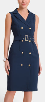 Robe mi-longue sans manches Mahaute Aldegonde en tissu navy, style blazer avec ceinture à la taille, élégante et moderne