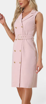 Robe mi-longue sans manches Mahaute Aldegonde, style blazer rose avec taille ceinturée, élégante et moderne.