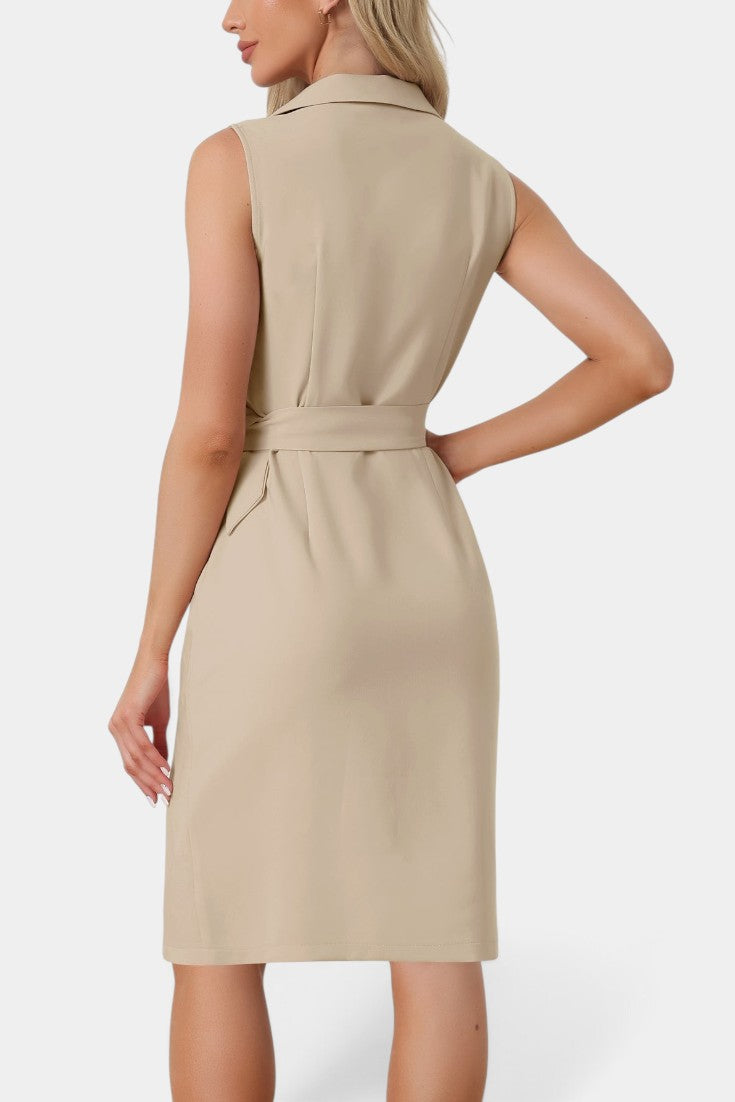 Robe mi-longue sans manches Mahaute Aldegonde, style blazer beige avec ceinture, élégant et moderne.