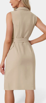 Robe mi-longue sans manches Mahaute Aldegonde, style blazer beige avec ceinture, élégant et moderne.
