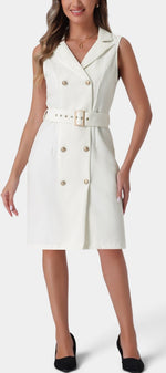 Robe mi-longue sans manches Mahaute Aldegonde avec blazer blanc et ceinture, élégante et moderne, portée pour une tenue chic.