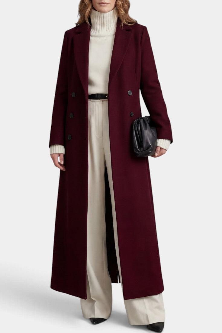Manteau long Amalberge de Mahaute en velours bordeaux avec double boutonnage et col tailleur, porté sur mannequin.