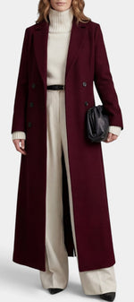 Manteau long Amalberge de Mahaute en velours bordeaux avec double boutonnage et col tailleur, porté sur mannequin.