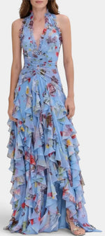 Robe longue fleurie Mahaute Amaya avec dos nu, volants cascade et motif floral bleu, idéale pour une occasion élégante.