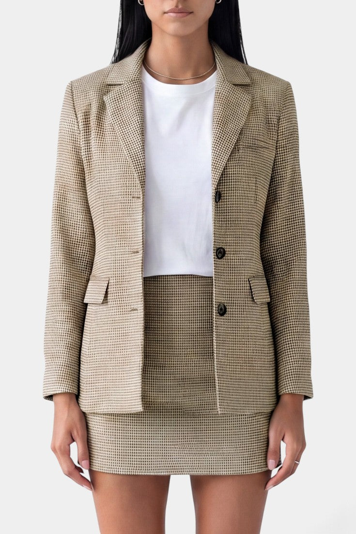 Ensemble tailleur Mahaute Annelies avec blazer cintré et jupe courte à carreaux, parfait pour un look élégant et moderne.