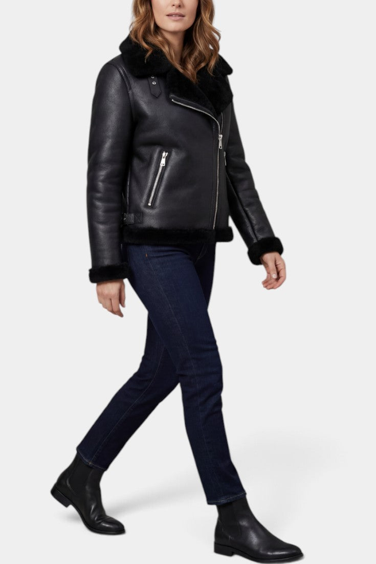 Veste courte Mahaute Anseline en faux cuir noir avec col fourré et fermeture zippée, style aviateur.
