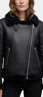 Veste courte en faux cuir noire Anseline de Mahaute avec col fourré et fermeture zippée, style aviateur élégant.