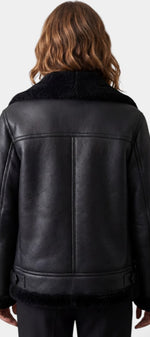 Veste courte en faux cuir noire Mahaute Anseline avec col fourré et fermeture zippée, style tendance et moderne.