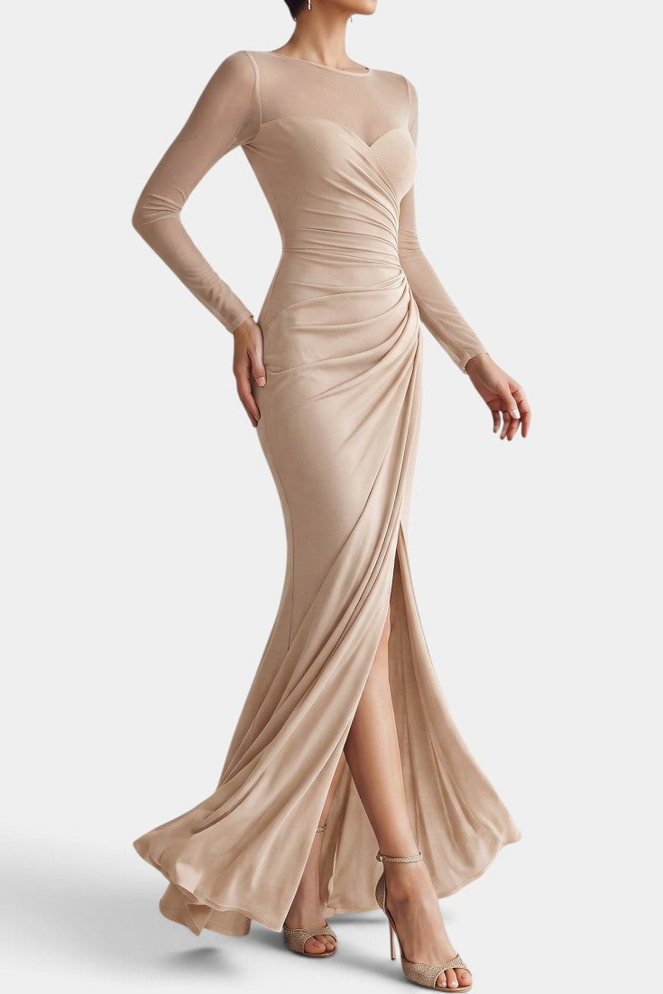 Robe longue beige Mahaute Apolonia avec décolleté en cœur, manches transparentes et fente élégante, tissu drapé.