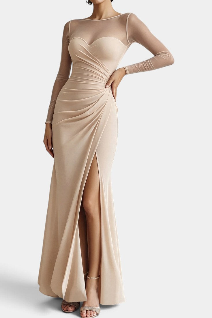 Robe longue beige Mahaute Apolonia avec drapé, décolleté cœur, manches transparentes et fente élégante.