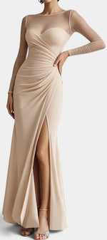 Robe longue beige Mahaute Apolonia avec drapé, décolleté cœur, manches transparentes et fente élégante.