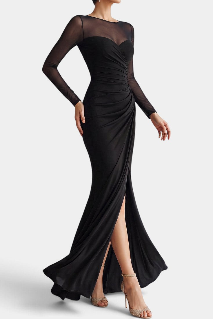 Robe longue Mahaute Apolonia noire, drapée avec décolleté cœur, manches transparentes et fente élégante.