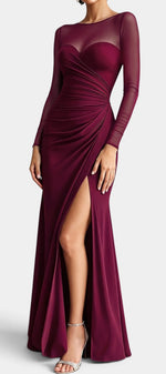 Robe longue Mahaute Apolonia en bordeaux, drapée avec décolleté cœur, manches transparentes et fente élégante.