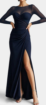 Robe longue drapée Mahaute Apolonia, décolleté cœur, manches transparentes et fente, en tissu bleu marine élégante.