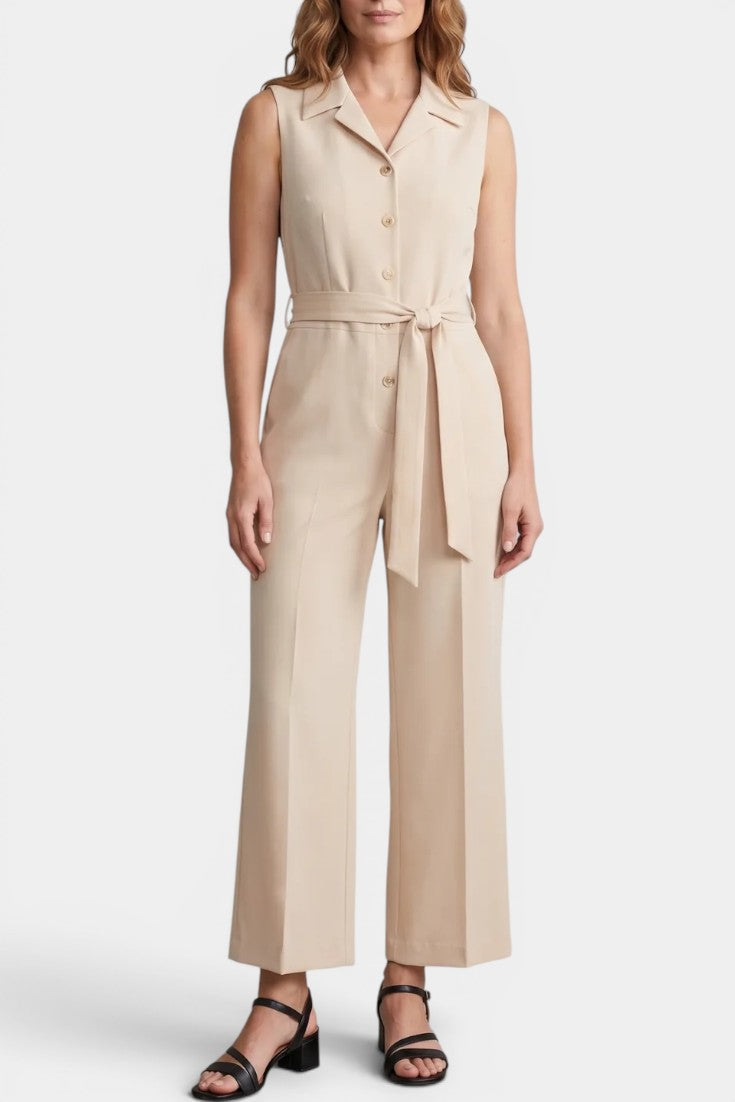 Combinaison décontractée beige Ariella de Mahaute avec revers structurés et jambes larges, vue de face.
