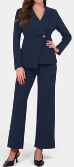 Ensemble tailleur Mahaute Beatrijs, blazer cintré et pantalon large bleu marine, style élégant et moderne pour femmes.