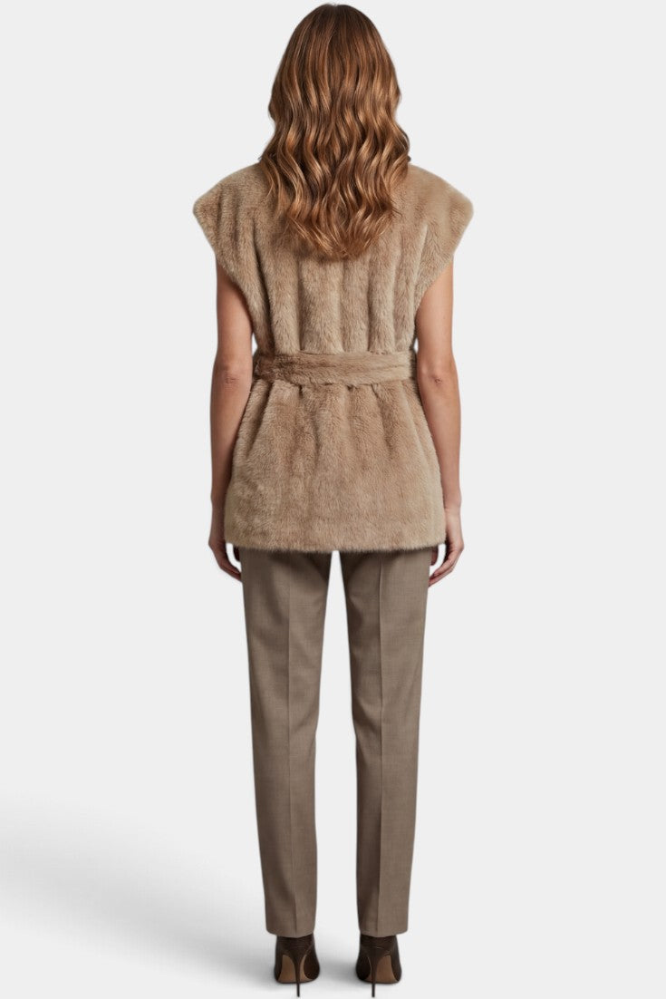 Gilet long sans manches Mahaute Ellavue en fausse fourrure beige avec ceinture vue de dos.