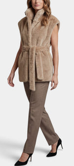 Gilet long sans manches Mahaute en fausse fourrure beige avec ceinture, style élégant et chaud.