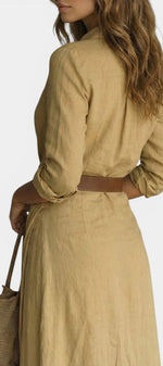 Robe longue beige Mahaute Souline en lin avec col V et drapé latéral, style chemise élégante et décontractée.