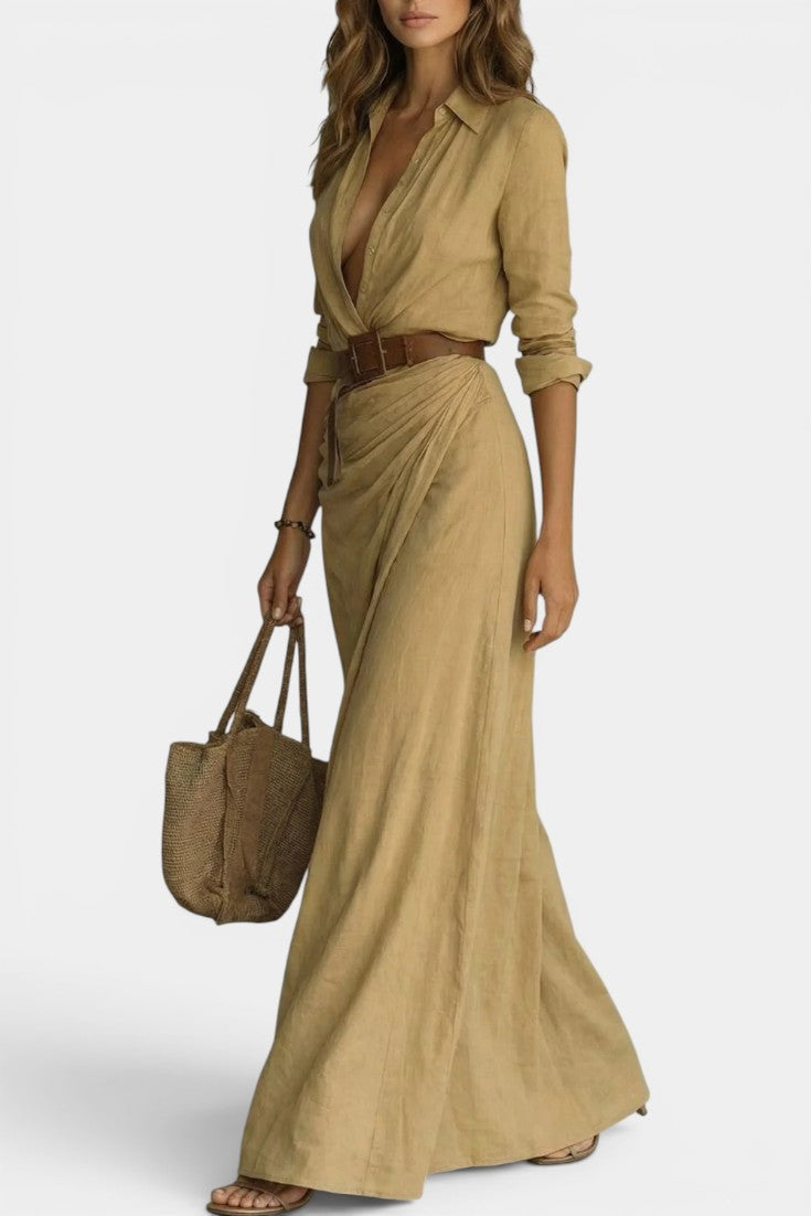 Robe longue beige Mahaute Souline avec col V, style chemise, drapé latéral et coupe élégante, parfaite pour une silhouette sophistiquée.