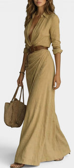 Robe longue beige Mahaute Souline avec col V, style chemise, drapé latéral et coupe élégante, parfaite pour une silhouette sophistiquée.
