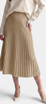 Jupe plissée longue beige à taille haute et coupe évasée, confection Mahaute, portée avec un style élégant et fluide.