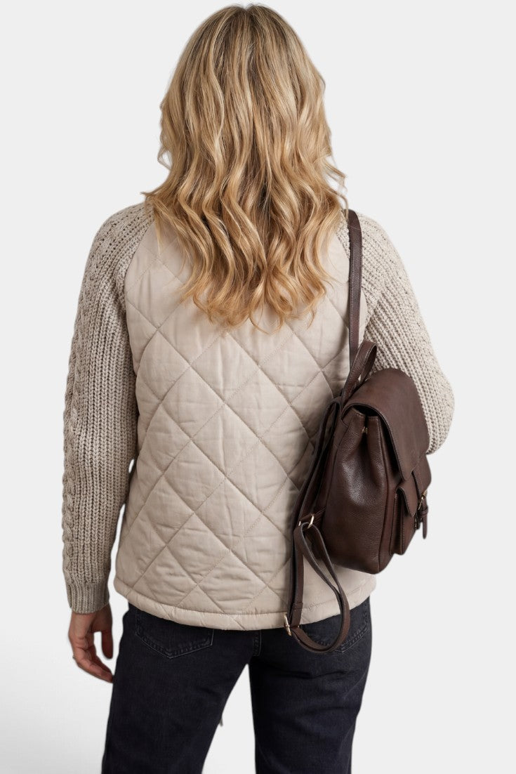 Veste courte matelassée Mahaute beige avec manches en maille et col montant, veste d'extérieur élégante et confortable.