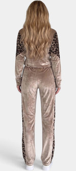 Ensemble deux pièces en velours effet léopard beige avec veste zippée, par Mahaute, vêtements tendance pour femmes.