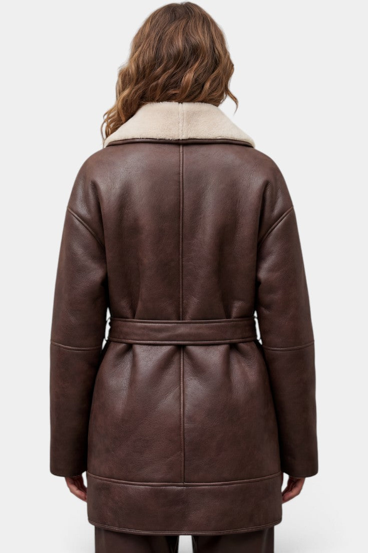Manteau court effet cuir avec ceinture et doublure polaire contrastante, style aviateur de la marque Mahaute.