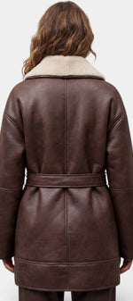 Manteau court effet cuir avec ceinture et doublure polaire contrastante, style aviateur de la marque Mahaute.