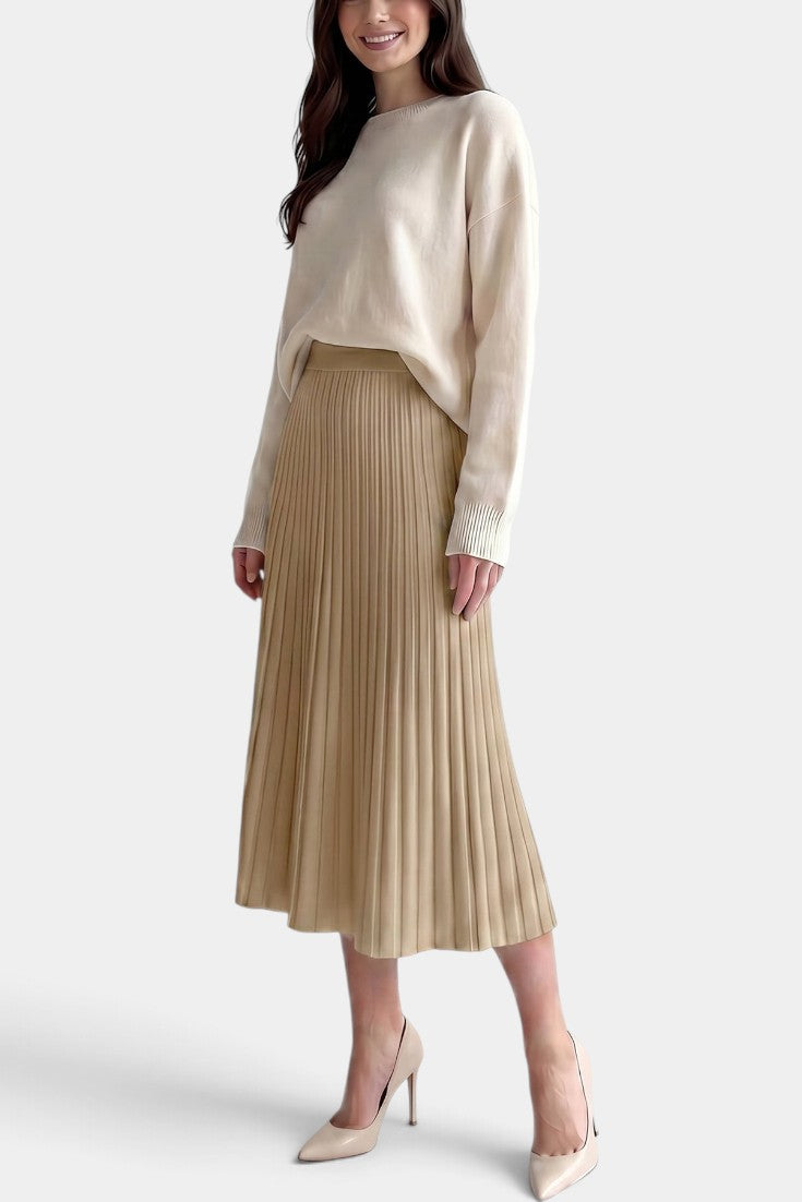 Jupe plissée longue beige Mahaute Belisaria à taille haute et coupe évasée, élégante et fluide, portée sur un mannequin.