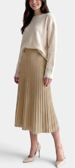 Jupe plissée longue beige Mahaute Belisaria à taille haute et coupe évasée, élégante et fluide, portée sur un mannequin.