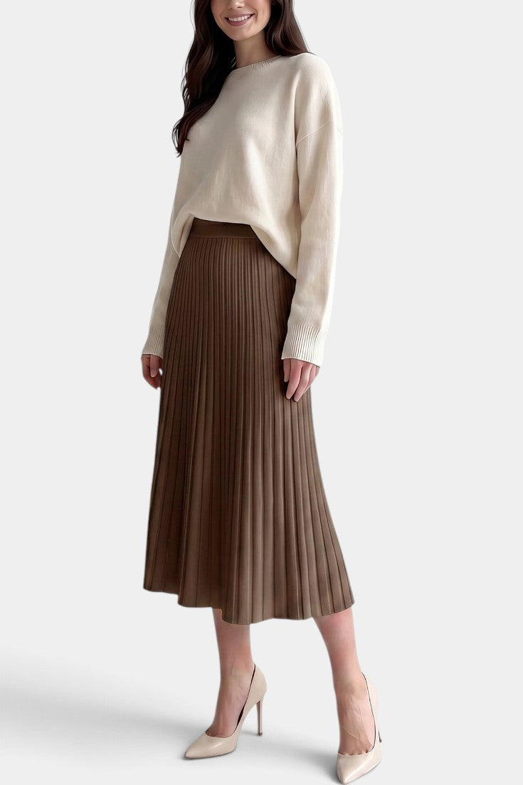 Jupe plissée longue marron à taille haute et coupe évasée, style élégant, par Mahaute, vue de face sur mannequin.