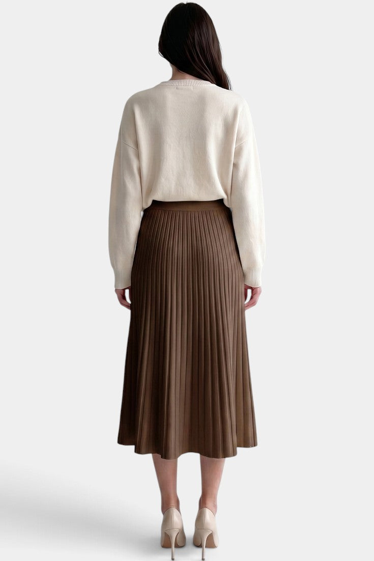 Jupe longue plissée à taille haute et coupe évasée de la marque Mahaute, couleur marron.