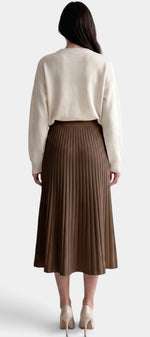 Jupe longue plissée à taille haute et coupe évasée de la marque Mahaute, couleur marron.