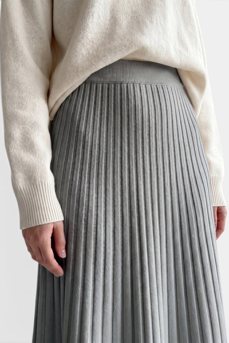 Jupe plissée longue à taille haute et coupe évasée Mahaute Belisaria en tissu gris, vue de face.