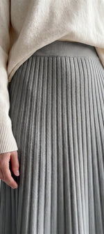 Jupe plissée longue à taille haute et coupe évasée Mahaute Belisaria en tissu gris, vue de face.