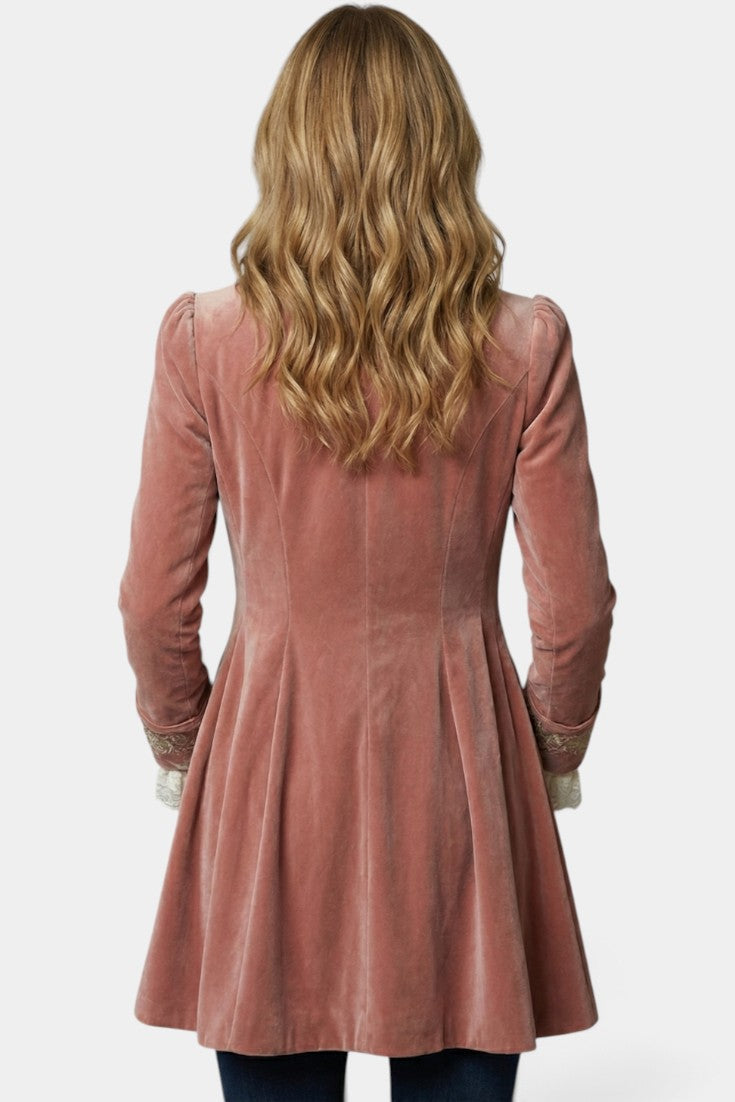 Veste longue en velours rose Bérengarie Mahaute avec broderies, col tailleur et boutons décoratifs, vue de dos.