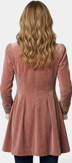 Veste longue en velours rose Bérengarie Mahaute avec broderies, col tailleur et boutons décoratifs, vue de dos.