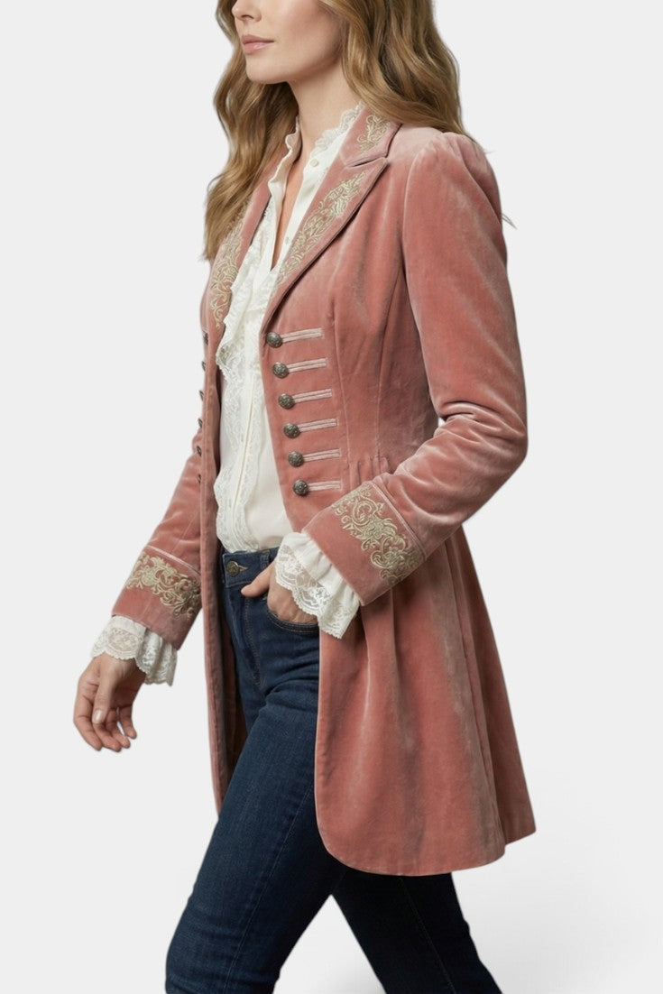 Veste longue en velours rose Bérengarie de Mahaute avec broderies, col tailleur et boutons décoratifs, vue de face.