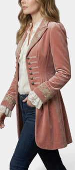 Veste longue en velours rose Bérengarie de Mahaute avec broderies, col tailleur et boutons décoratifs, vue de face.