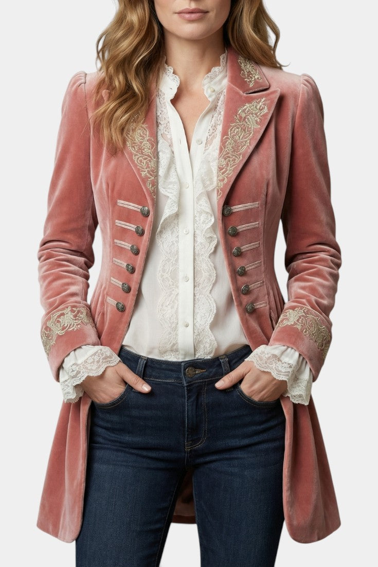 Veste longue en velours brodé Bérengarie de Mahaute, col tailleur et boutons décoratifs, en tissu rose doux.