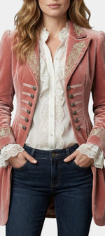 Veste longue en velours brodé Bérengarie de Mahaute, col tailleur et boutons décoratifs, en tissu rose doux.