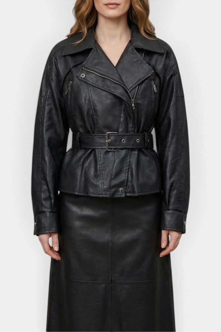 Veste courte en faux cuir noir Mahaute avec ceinture et col tailleur, style moderne et élégant pour femme.