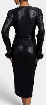 Robe courte Mahaute en faux cuir noir avec col montant, manches longues et fermeture éclair, style moderne et élégante.