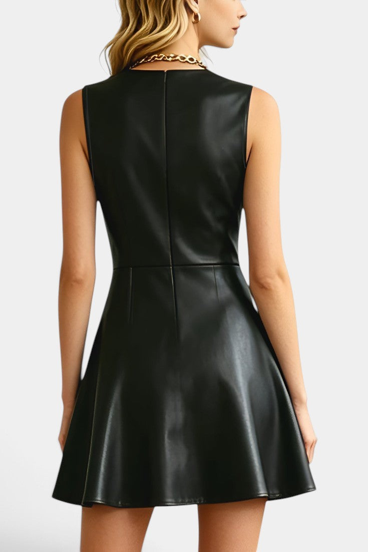 Robe courte évasée en faux cuir noire Mahaute Isolda sans manches, silhouette élégante et tendance.