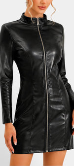 Robe ajustée en faux cuir noir Mahaute avec décolleté cache-cœur, ceinture et fente, fermeture éclair visible.