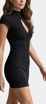 Robe courte ajustée Mahaute Mencía avec col montant et découpe goutte, en tissu noir élégant.