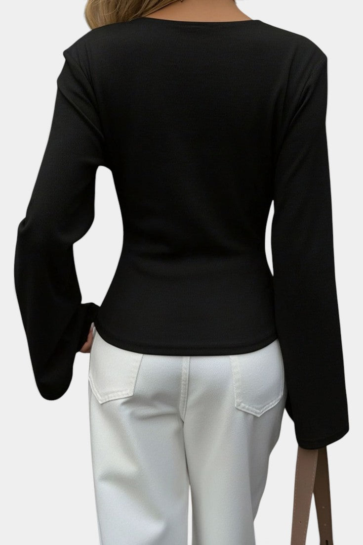 Top cache-cœur noir Mahaute avec manches évasées et taille drapée, style élégant et féminin.